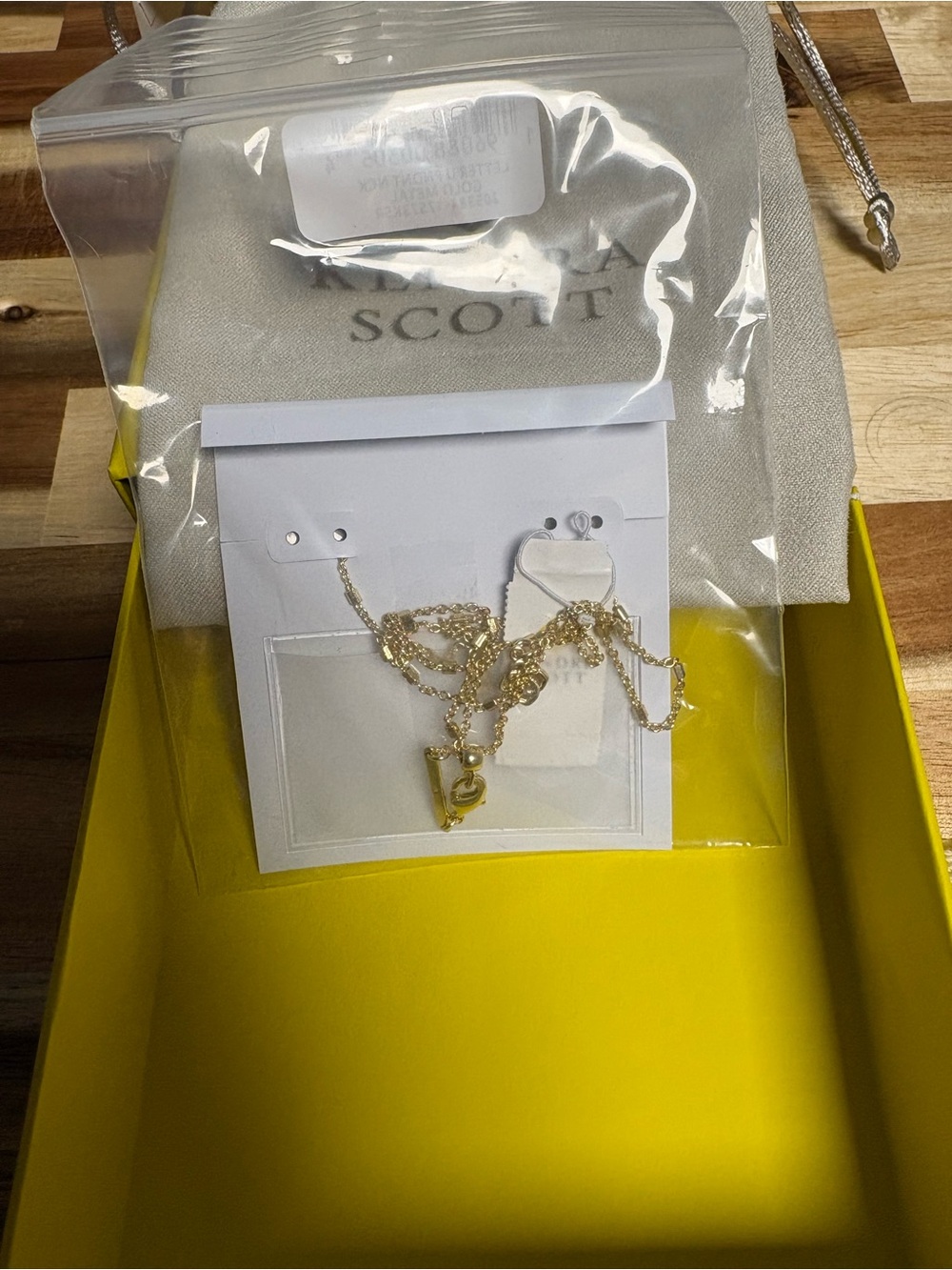 NWT Kendra Scott Gold Letter U Pendant Necklace - Picture 6 of 8